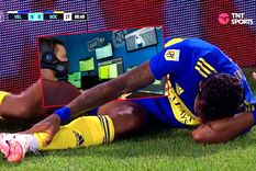 Villa queda revolcado tras el golpe de Giannetti en su tobillo izquierdo. El VAR no llamó para revisar lo que era penal para Boca.