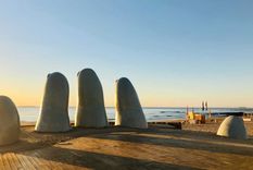 Punta del Este es uno de los destinos de playa favoritos de los argentinos. Foto: Intriper  .  https://cdn1.intriper.com/wp-content/uploads/2021/06/28085529/jared-schwitzke-Y_J9VezlMPc-unsplash-2-1.jpg