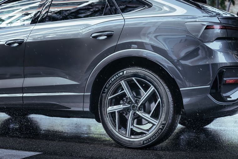 La nueva cubierta MICHELIN Primacy 5 fue diseñada para entregar mayor durabilidad y adherencia, alta eficiencia energética y bajos niveles de ruido, también sobre suelos mojados.