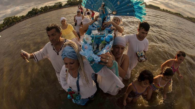 Umbandas, kimbandas y africanistas: una mirada desde adentro Practicantes del africanismo rindiendo culto a Iemanjá Foto: Télam