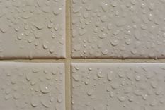 La humedad por condensación es muy habitual en los baños, pero provoca graves problemas Foto: h2olimpo