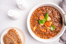 En muchas casas, esta receta se prepara un día antes de servirla, porque el guiso gana más sabor al reposar, permitiendo que las lentejas absorban mejor los jugos del chorizo y las especias.