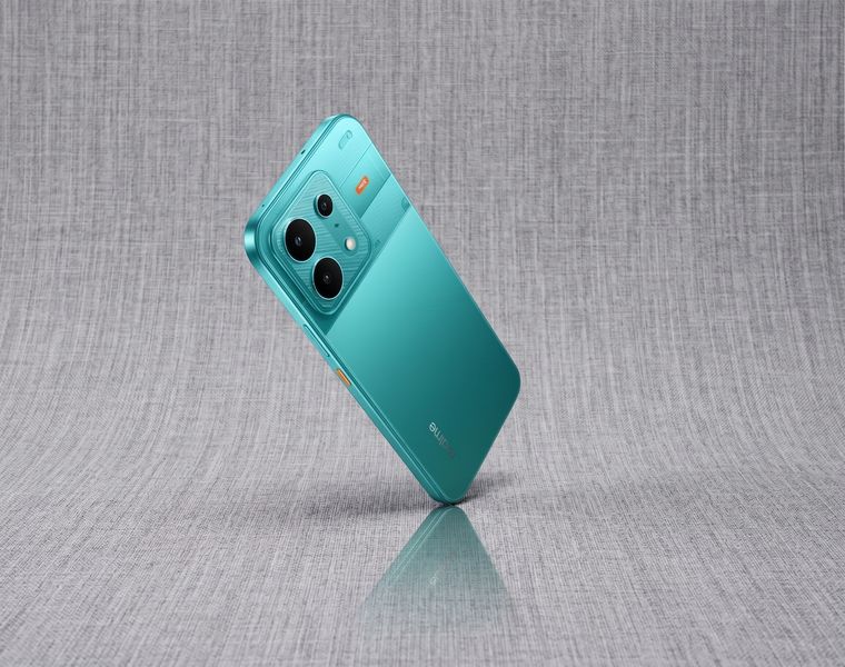El dise&ntilde;o del Realme P4s 5G destaca por su m&oacute;dulo transparente y terminaciones en tonos modernos.