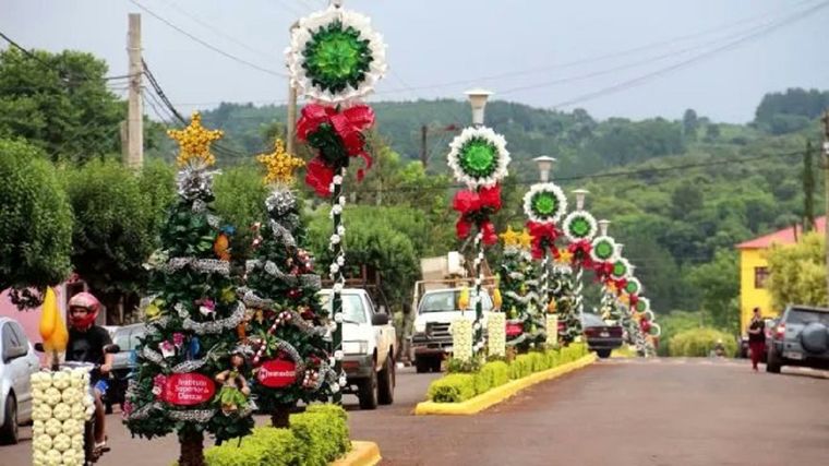 Los adornos pueden verse alrededor de toda la localidad de Capioví Foto: X