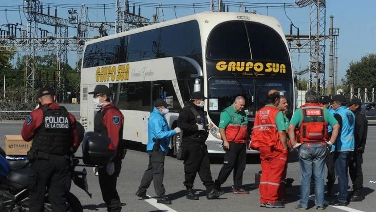El micro de Mendoza que trasladaba extranjeros a Buenos Aires y fue detenido