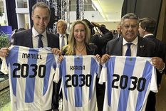 El vocero presidencial, Manuel Adorni y la secretaria General de la Presidencia, Karina Milei, junto al presidente de la AFA, Claudio Chiqui Tapia, en el evento por la confirmación de Argentina como sede del Mundial 2030. Foto: Instagram (@ManuelAdorni)