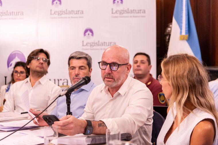 El ministro de Seguridad porteño tuvo un tenso cruce con la presidenta del bloque libertario en CABA, Pilar Ramírez. Foto: Legislatura CABA