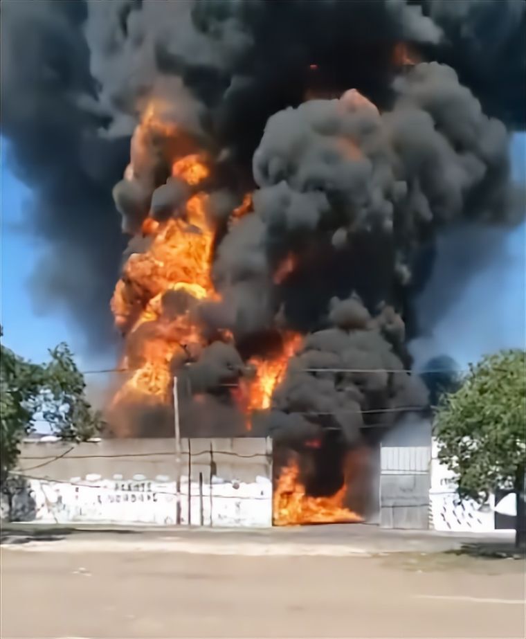 El incendio arrasó con una fábrica. Foto: Captura de pantalla