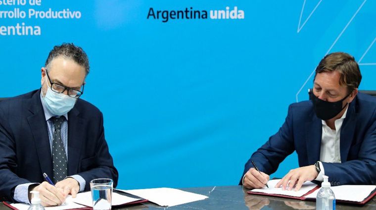 El ministro Kulfas y Fernando López Iervasi, gerente General de Microsoft Argentina, durante la firma del acuerdo.