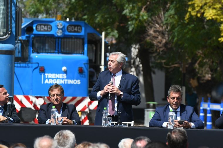 El presidente en la llegada del tren a Mendoza. Foto: Alf Ponce/MDZ