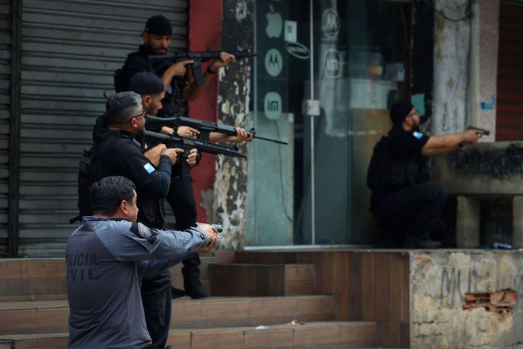 La policía lanzó un importante operativo en dos favelas con el objetivo de arrestar a los líderes del Comando Rojo, la mayor banda criminal de la ciudad, y detener su expansión territorial.