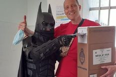 Foto: CarlosPazVivo! El Batman solidario es una figura muy querida en Córdoba.