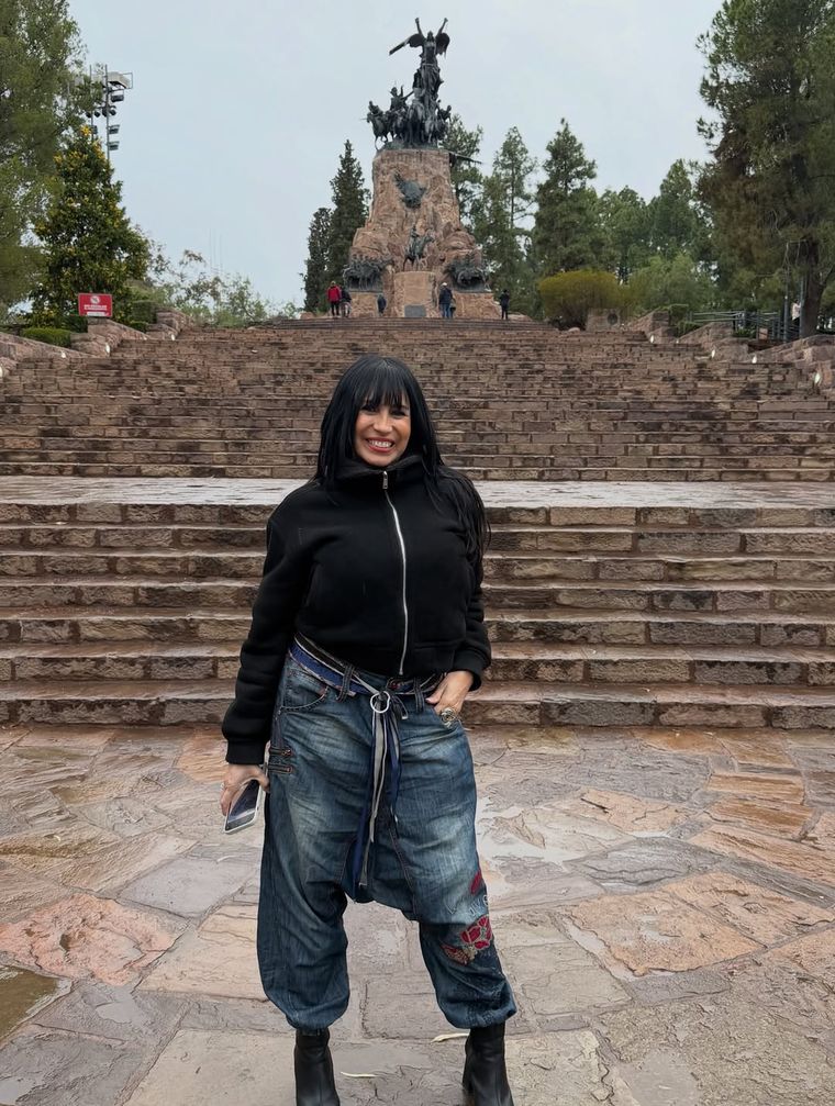 Marixa Balli visitó el Cerro de la Gloria y lució su espléndida sonrisa. Marixa Balli visitó el Cerro de la Gloria y lució su espléndida sonrisa.