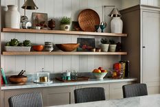 Colocar un estante colgante en la pared parece algo sencillo, pero no es tan así. Hacerlo implica un procedimiento que asegure de que el mueble colocado esté bien nivelado - es decir, horizontal- y bien atornillado en la pared, para que soporte el peso de los elementos previstos que tendrá. Foto: Future / Jan Baldwin