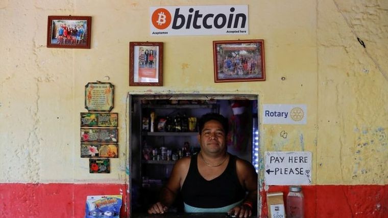 En El Salvador se pueden adquirir bienes y servicios con el bitcoin. Foto: REUTERS