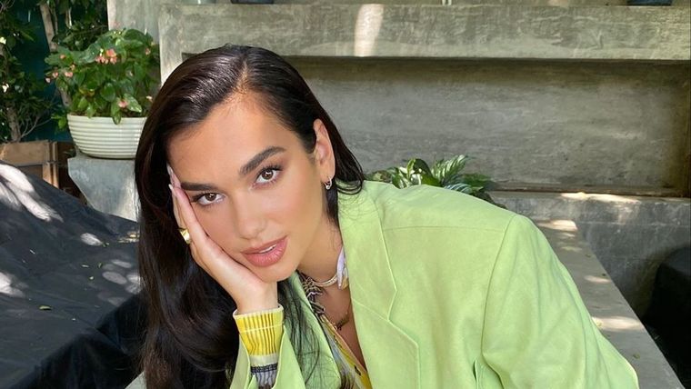 Dua Lipa se destaca por usar tendencias 2022 que seguramente tú también usarás. Foto: VOI