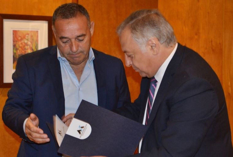 Gullé Gullé y Pérez durante la donación.