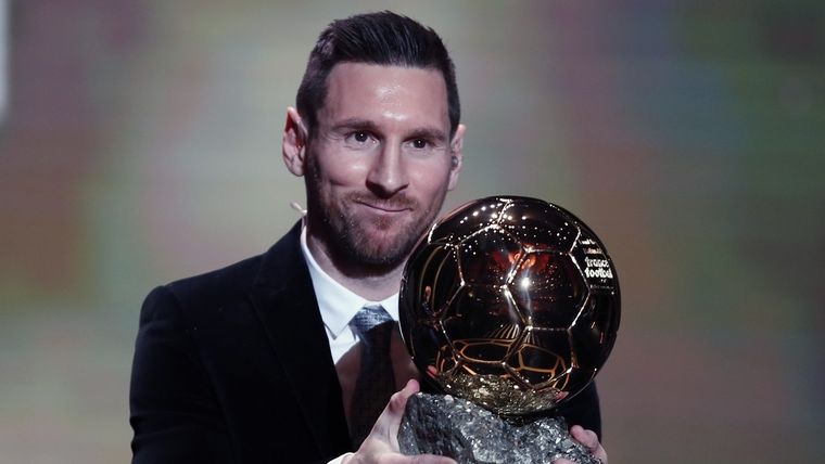 Lionel Messi recibe el Balón de Oro en París, Francia, el 2 de diciembre de 2019.
