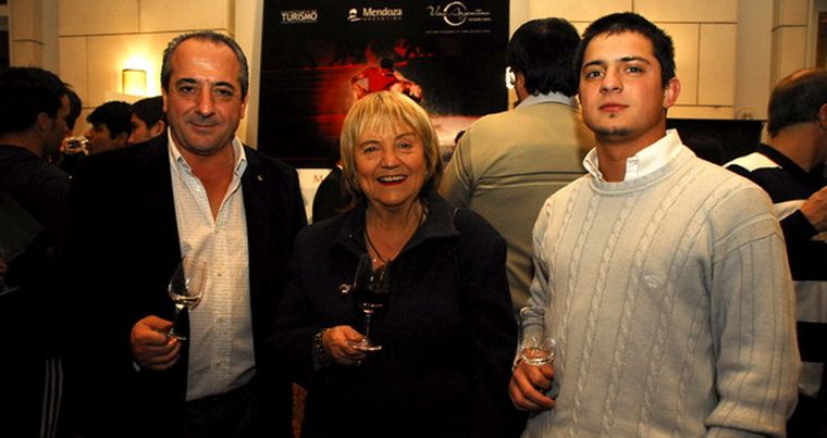 Walter Bressia y su hijo Walter brindaron junto a la reconocida especialista en vinos, María Isabel Mijares. Foto: Nacho Gaffuri / MDZ