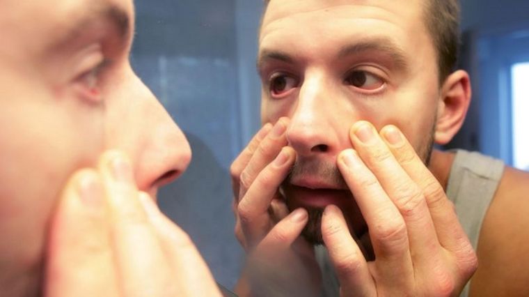 Quienes sufren este trastorno buscan constantemente en su cuerpos signos visibles de una enfermedad. Foto: Getty Images