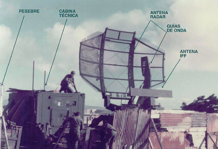 El radar de Puerto Argentino y su personal en pleno trabajo de preparación del camuflaje en su ubicación definitiva al sur del pueblo. El radar de Puerto Argentino y su personal en pleno trabajo de preparación del camuflaje en su ubicación definitiva al sur del pueblo.