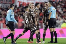 Todo Platense protestó el penal que le dieron a River en el cierre del partido. Foto: Fotobaires