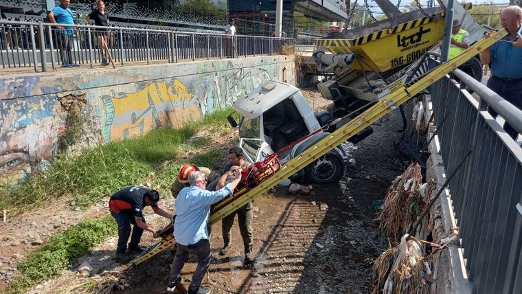 Así rescataron al camionero herido