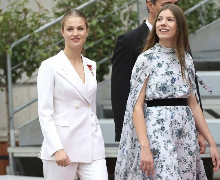 Leonor de Borbón y su hermana, llegando a la jura de la Constitución. Foto: Instagram @leonorysofia.asturias