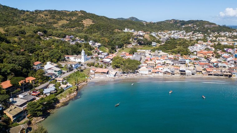 Las playas cercanas al pueblo ofrecen agua cálida durante marzo y paisajes naturales. Las playas cercanas al pueblo ofrecen agua cálida durante marzo y paisajes naturales.