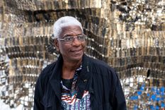 el anatsui, africa no conquista con violencia conquista con arte