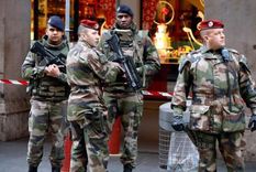 apunalaron a tres soldados franceses que custodiaban un centro judio