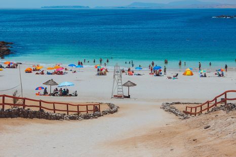 Las playas más majestuosas de Chile combinan desierto, ciudad y bosque en tres postales únicas del Pacífico.