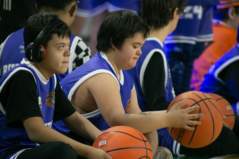 En el evento de presentación, los integrantes del equipo recibieron indumentaria con el nombre del equipo. En el evento de presentación, los integrantes del equipo recibieron indumentaria con el nombre del equipo.