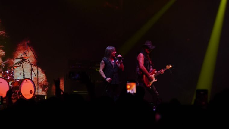 Mujer amante y La leyenda del hada y el mago fueron dos de las canciones que no faltaron en el concierto. Mujer amante y La leyenda del hada y el mago fueron dos de las canciones que no faltaron en el concierto.