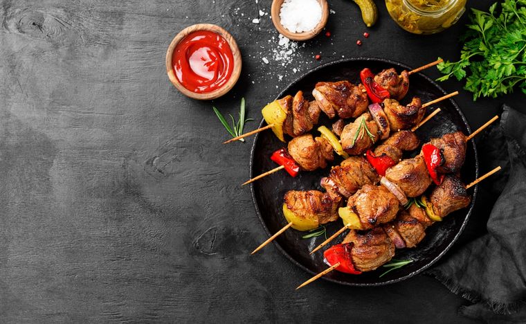 Brochetas de pollo Una receta simple y deliciosa en minutos. Foto: Shutterstock