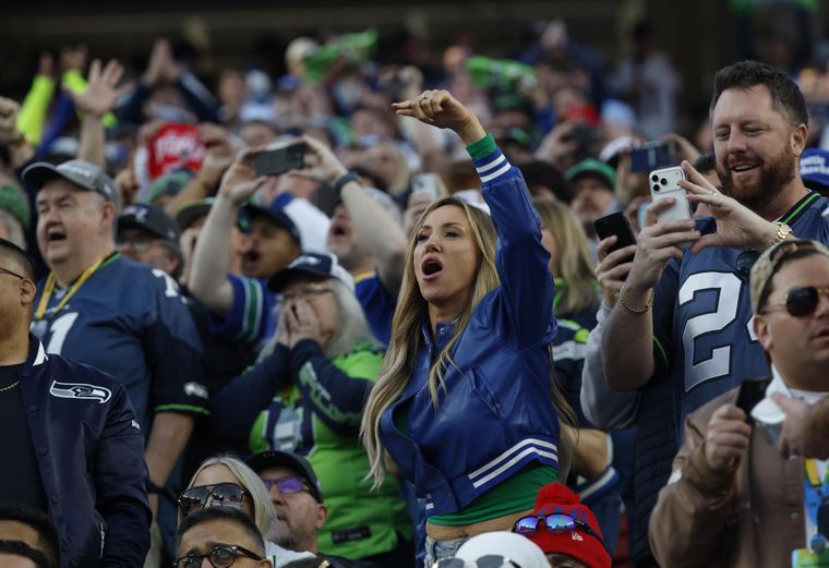 Hinchas de Seattle Seahawks alientan al equipo durante la primera mitad del Super Bowl LX de la NFL ante los New England Patriots.
