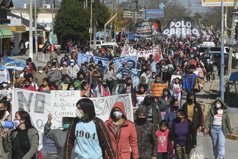 Organizaciones sociales marcharon para pedir que no se realice el desalojo.