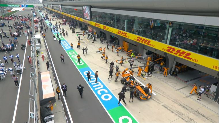 Los autos de McLaren fueron llevados de urgencia al garaje antes de la carrera, pero el equipo no logró repararlos a tiempo.