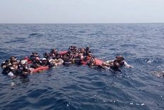 El rescate mostró imágenes de los turistas flotando con chalecos salvavidas tras el naufragio de la embarcación en el Caribe colombiano. Foto: Gentileza