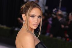 jennifer lopez luce su perfecta figura llevando un minivestido transparente