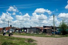 Casi la mitad de las familias argentinas enfrenta dificultades para conectarse a alguna red básica, como agua corriente, gas natural o cloacas. &nbsp;