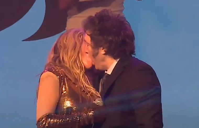 El exagerado beso entre Fátima Florez y Javier Milei Foto: Captura de TV