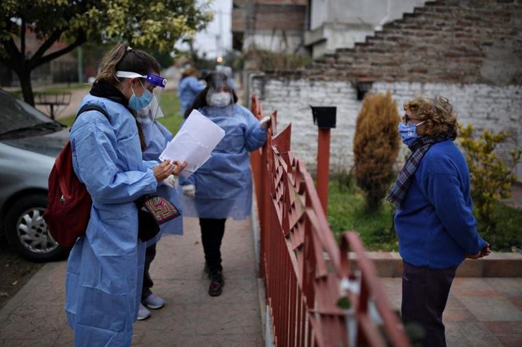 Los rastreos casa por casa permiten adelantarse a los casos sospechosos y delinear los contactos