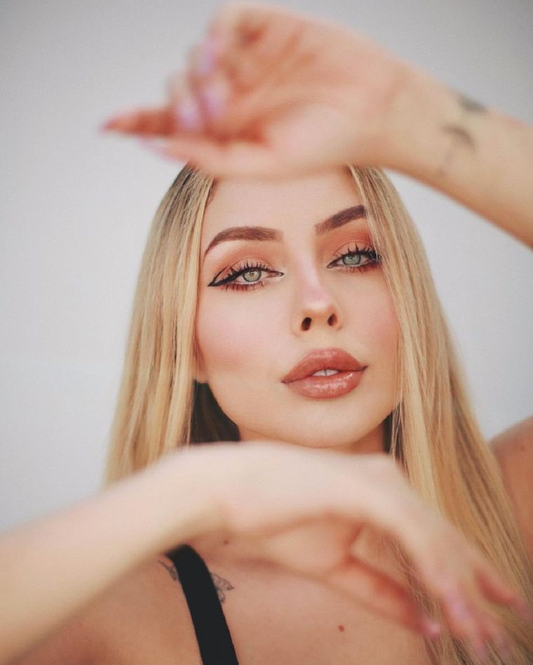 Sobre las escaleras, Maya Nazor presume su belleza y se roba todas las miradas Foto: INSTAGRAM @nazormaya