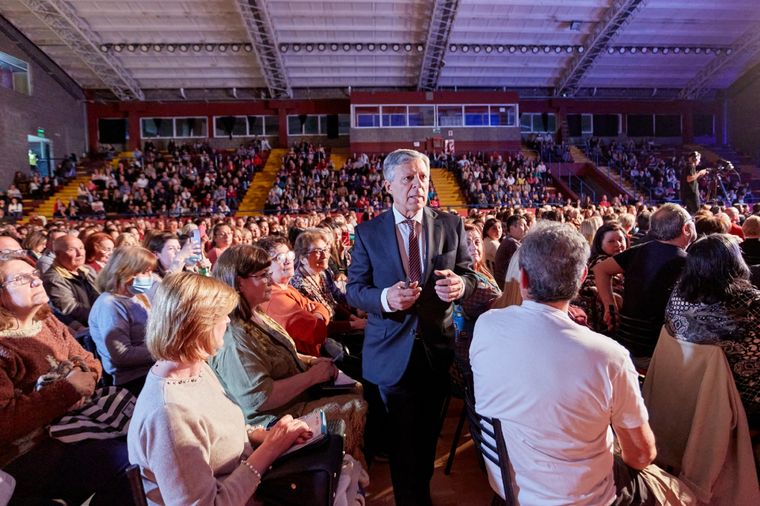 López Rosetti y un estadio Polimeni colmado. Foto: Gentileza Las Heras
