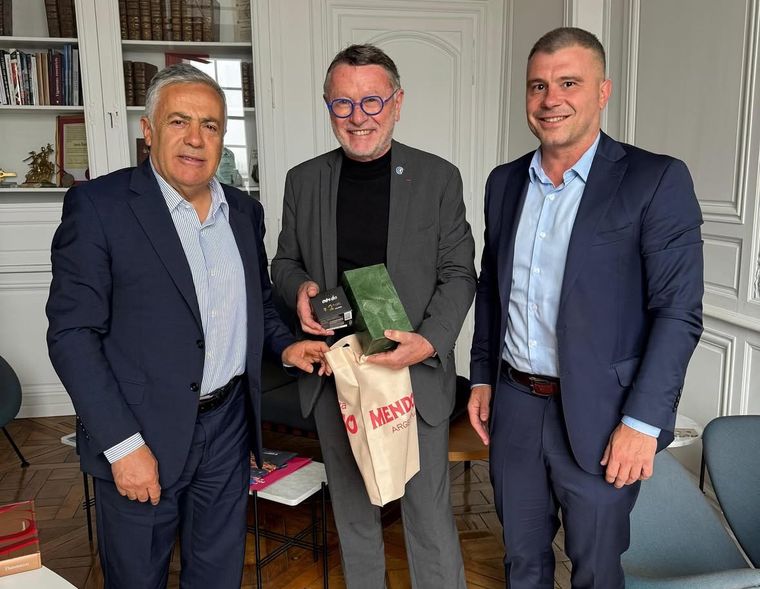 Cornejo y Costarelli entregaron regalos Cornejo y Costarelli entregaron regalos