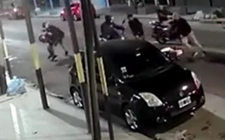 Uno de los malvivientes resultó herido y fue trasladado al hospital. Foto: Captura de video