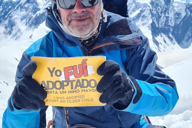 MDZol | Cada vez que va a la montaña, se toma una foto con un cartel: “Soy agradecido, yo soy adoptado” Foto: Roberto Catalá