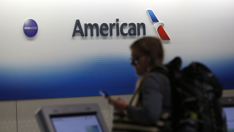 Un pasajero se registra en un mostrador de American Airlines.