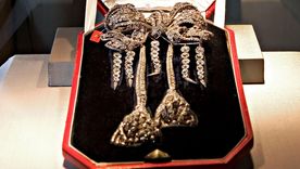 Las autoridades afirman que este broche que perteneció a la emperatriz Eugenia se encontraba entre los objetos robados. Las autoridades afirman que este broche que perteneció a la emperatriz Eugenia se encontraba entre los objetos robados.